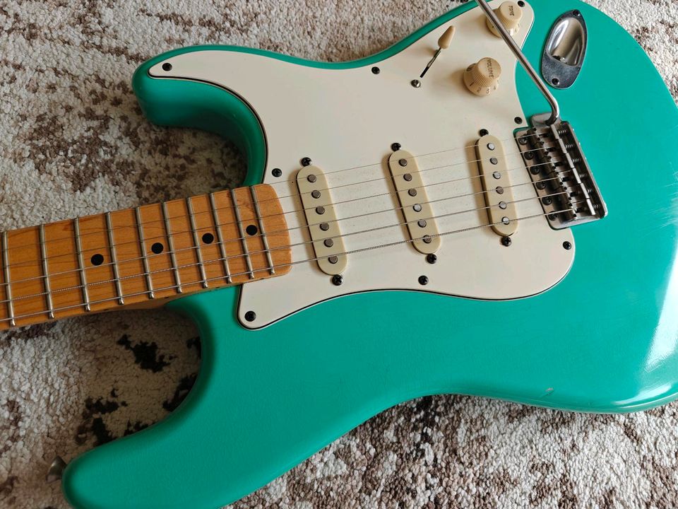 Schecter Custom Shop Traditional Wembley Stratocaster (Relic) Seafoam green